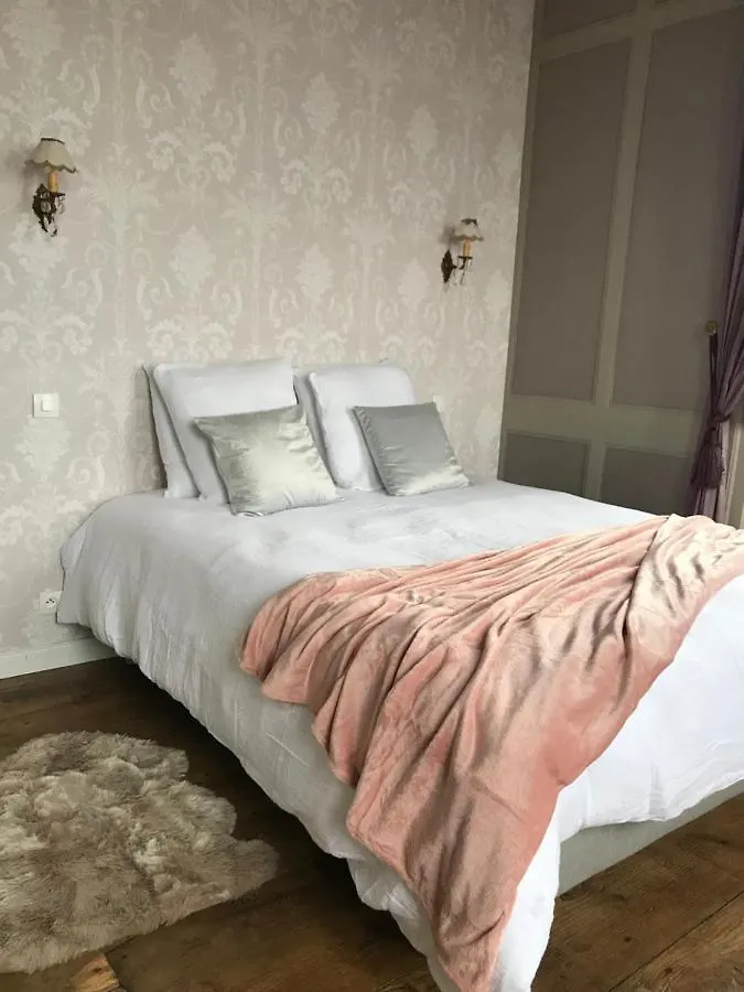 Mercier De Montigny - Les Chambres Du Beffroi - Spa Et Massage Fougeres Bed & Breakfast