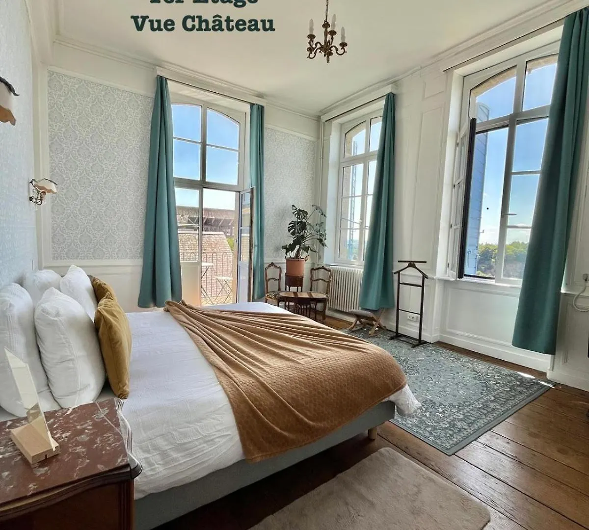 Mercier De Montigny - Les Chambres Du Beffroi - Spa Et Massage Fougeres Bed & Breakfast